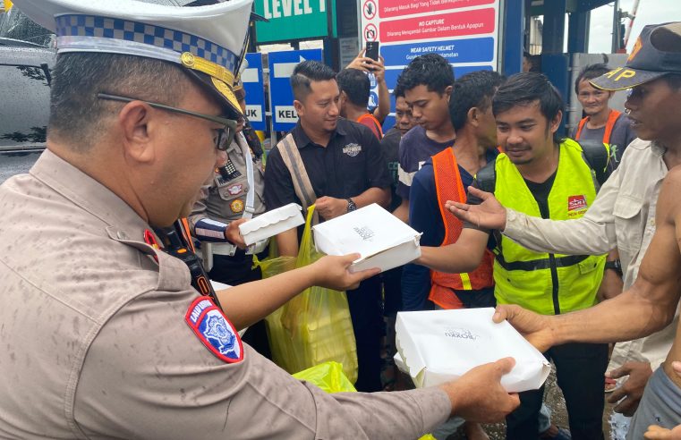 Personil Lantas Polresta Balikpapan Bagikan Ratusan Paket Makanan Dalam Program Jum’at Berkah