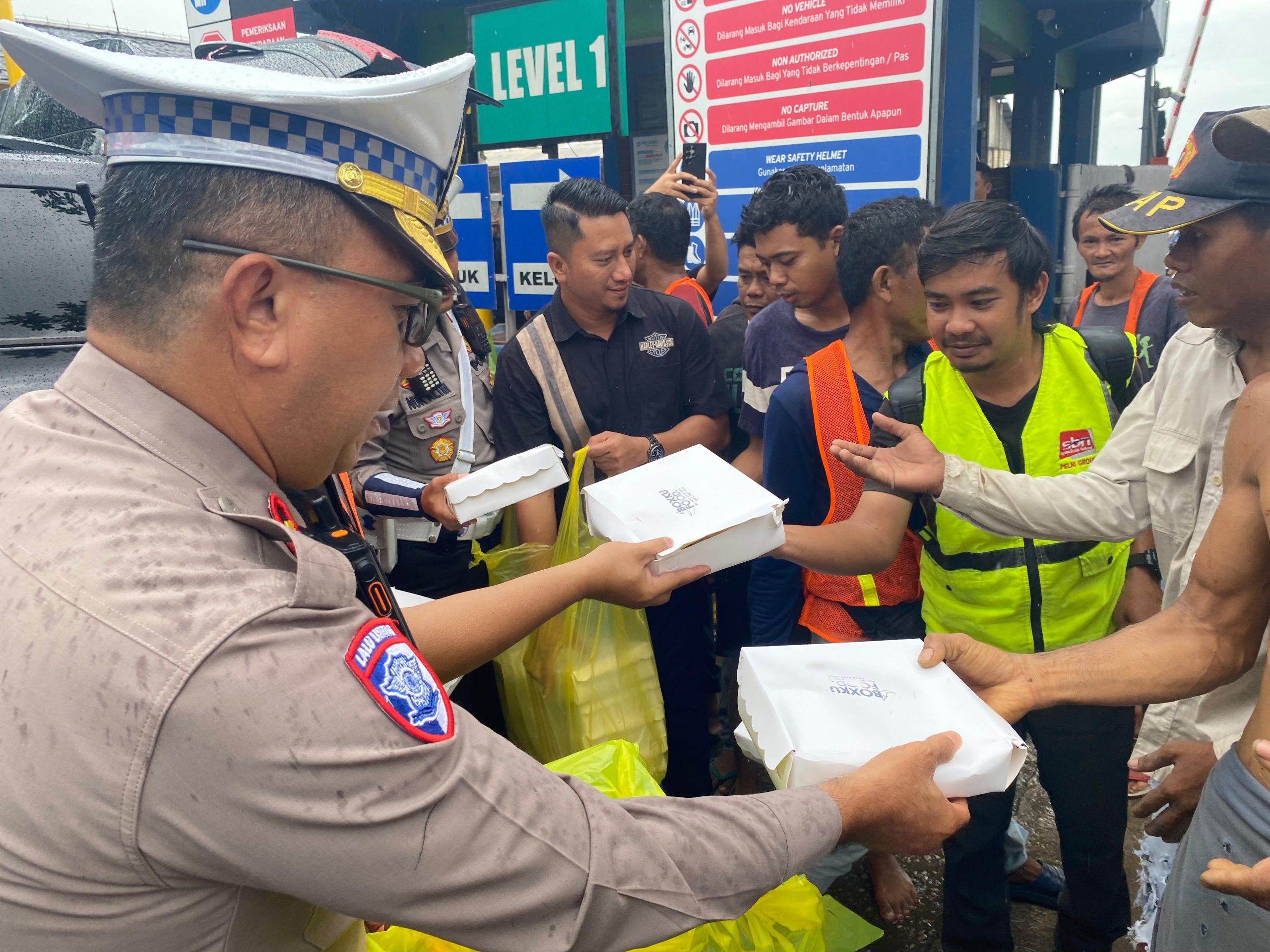 Personil Lantas Polresta Balikpapan Bagikan Ratusan Paket Makanan Dalam Program Jum’at Berkah
