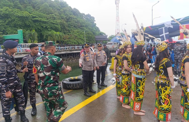 KRI Makassar 590 Disambut Wakapolresta di Pelabuhan Semayang Balikpapan