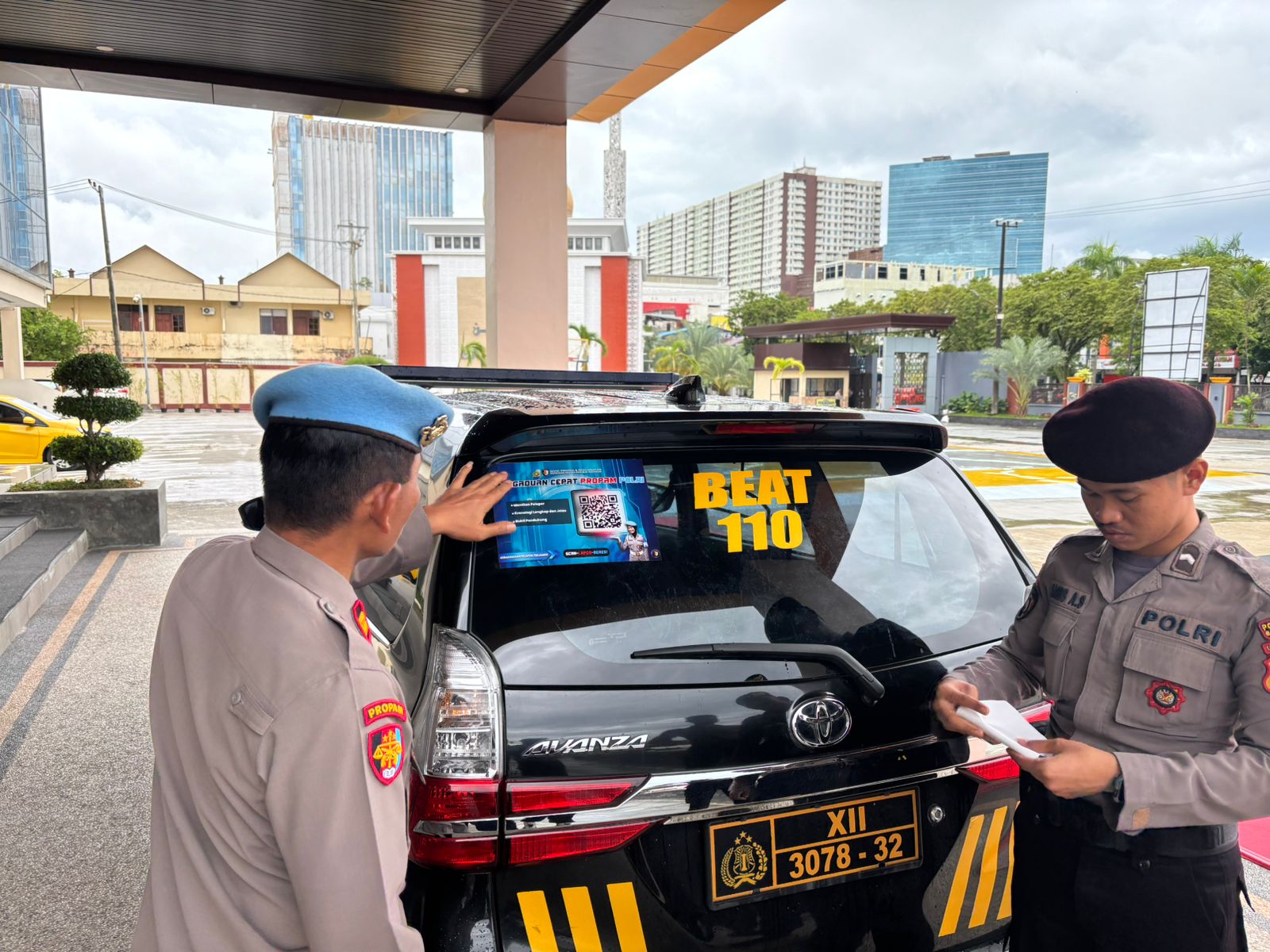 Waka Polresta Balikpapan Luncurkan Inisiatif Transparansi: Stiker Barcode Aduan Cepat Propam di Kendaraan Dinas Polri