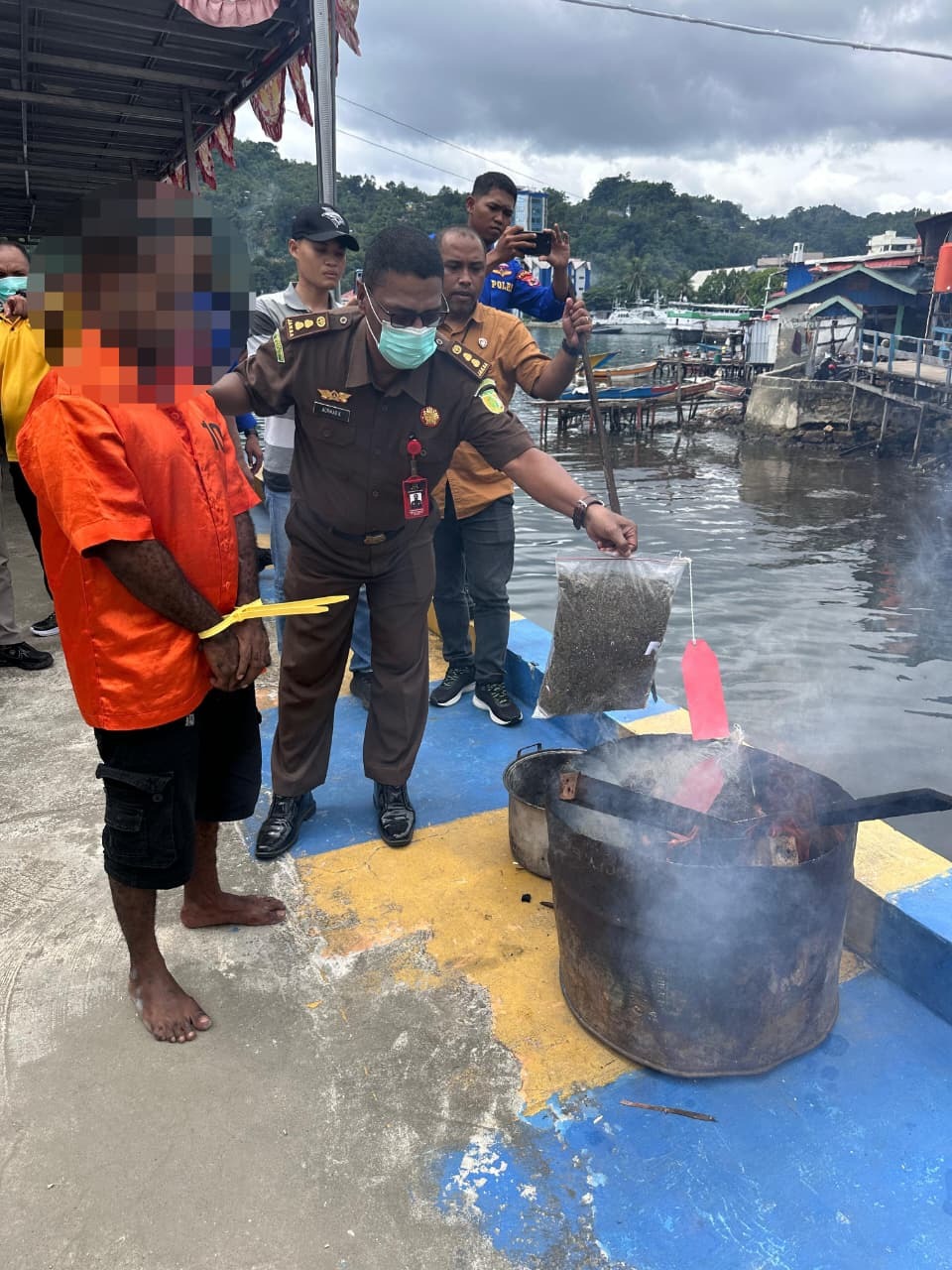 Barang Bukti 14,7 Kg Ganja Dibakar, 6 Tersangka Narkotika Diamankan di Papua