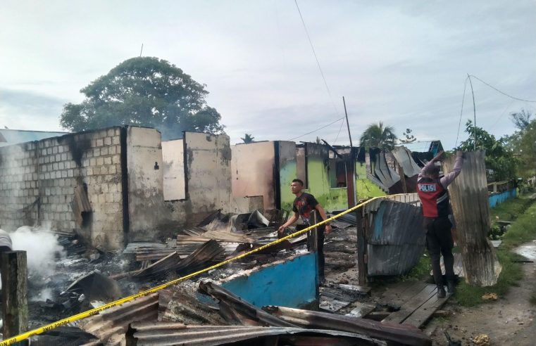 Sigap! AKBP Ruben Palayukan Pimpin Tim Padamkan Kebakaran di Kampung Sarmo, Tak Ada Korban Jiwa