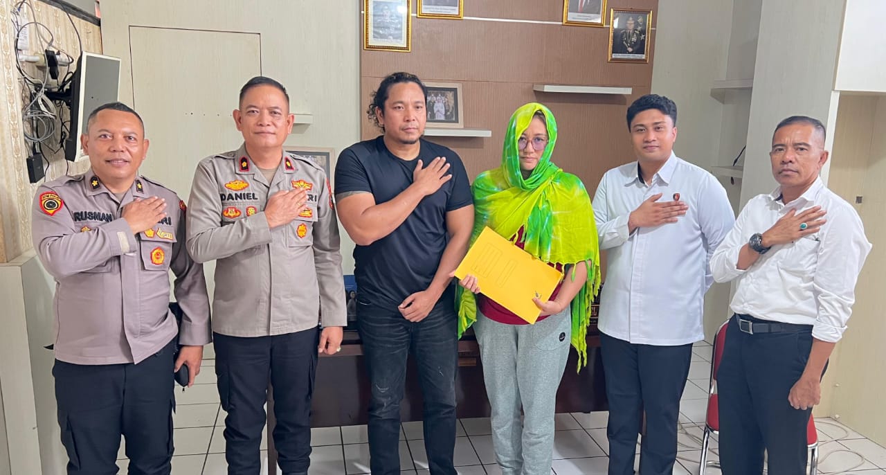 Polres Bitung Serahkan Tali Asih Kepada Anggota yang Rumahnya Terbakar, Kerugian Diperkirakan Capai Ratusan Juta Rupiah