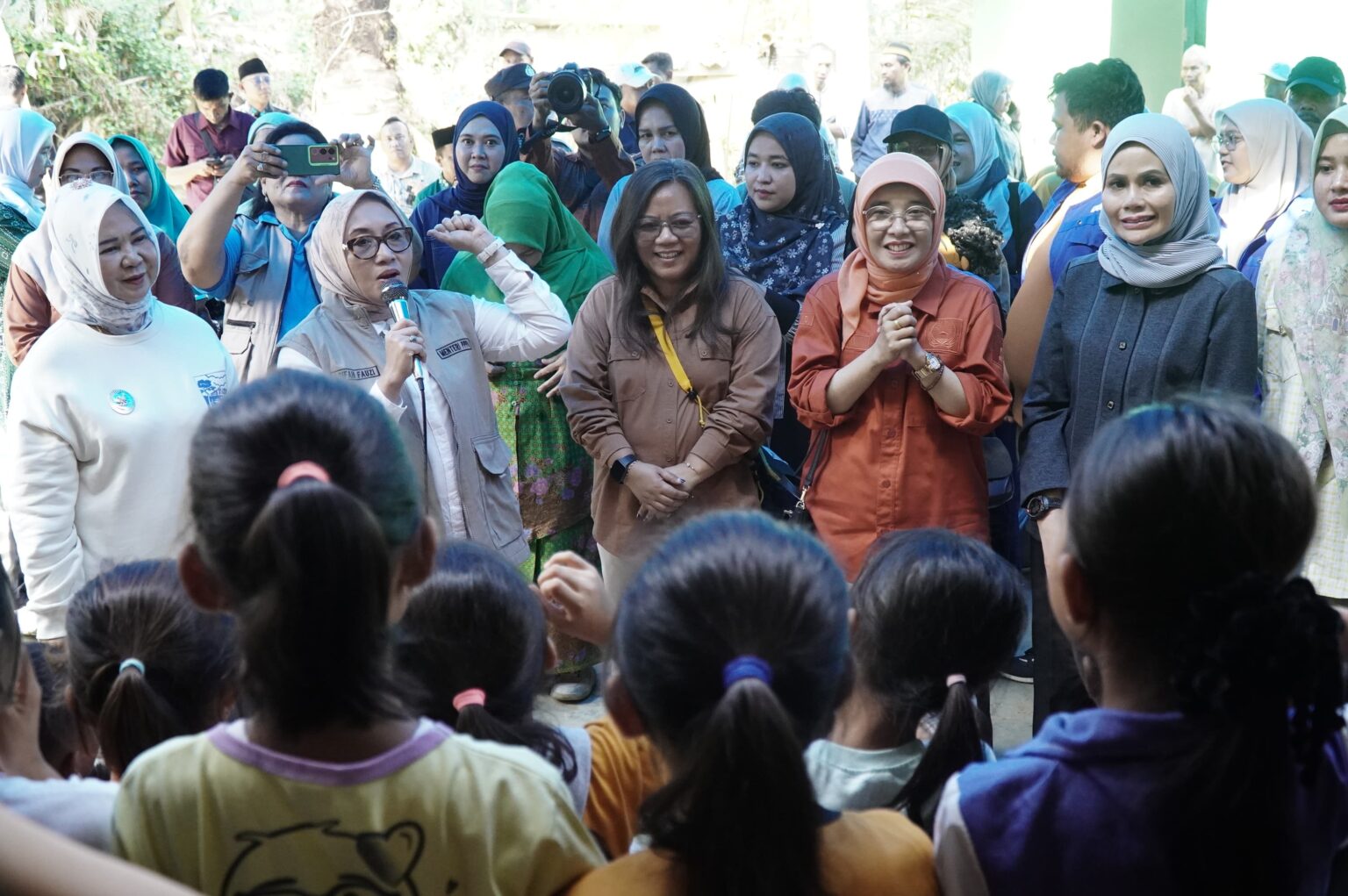 Anak-anak Korban Banjir Tetap Bersemangat, Hak Pendidikan Dijamin Menteri PPPA