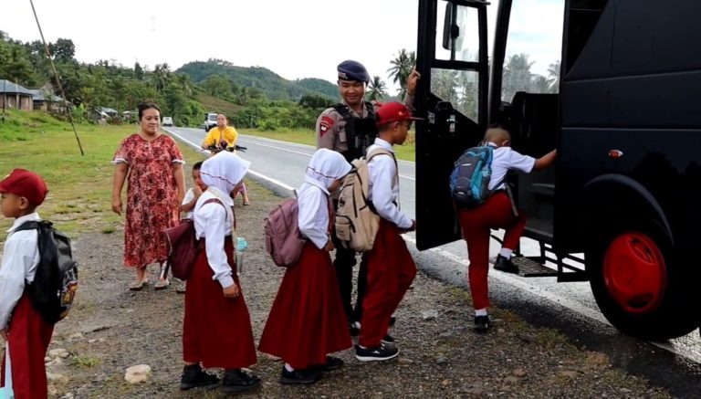 Kepedulian Brimob Gorontalo: Antar Jemput Pelajar Gratis di Kecamatan Tibawa