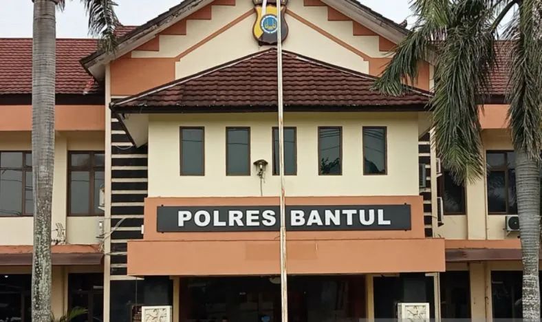 2. Dua Tersangka Dibekuk Polisi Usai Bunuh Lansia HM (68) di Gumuk Pasir Parangtritis