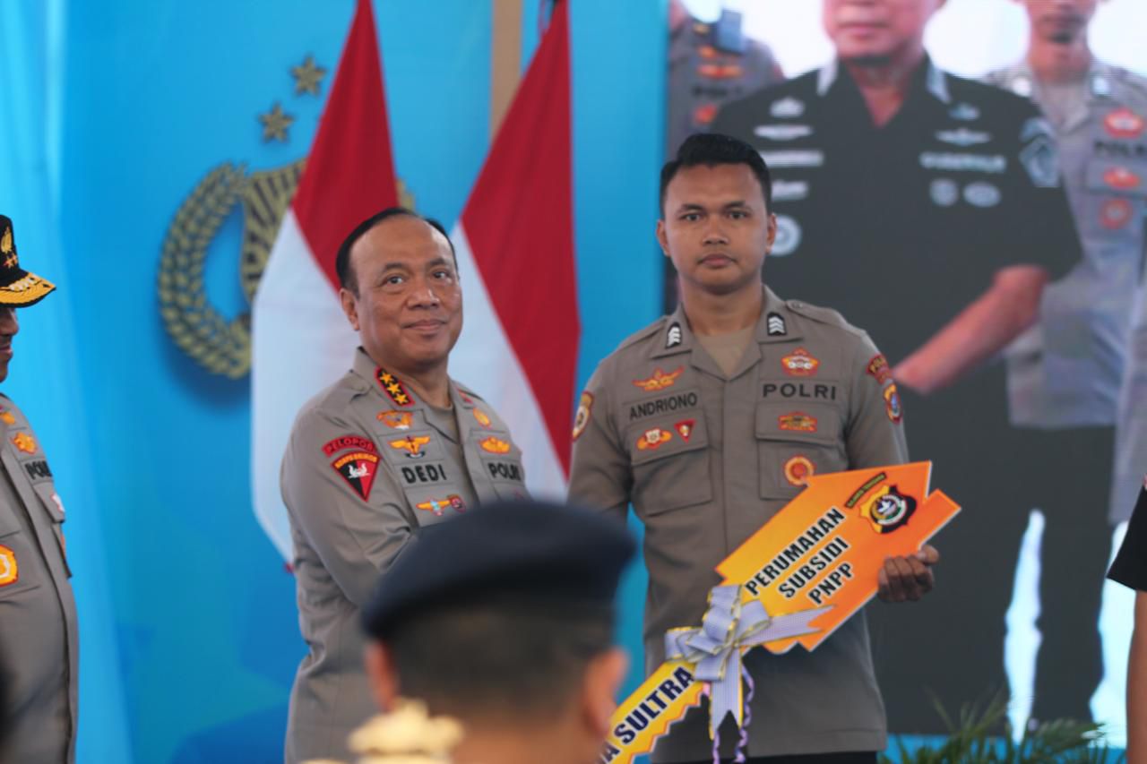 Tingkatkan Kesejahteraan PNPP dan Masyarakat, Wakapolri Serahkan Hunian di Kolaka