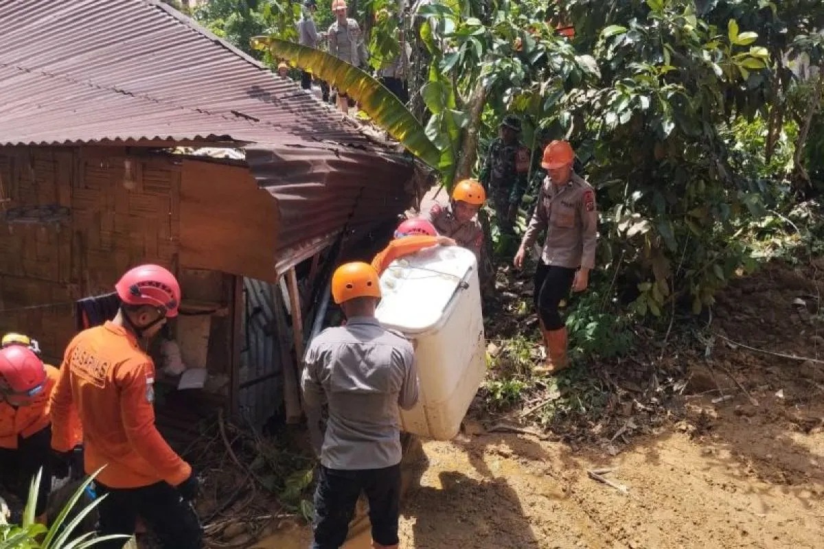 Satbrimob Polda Sumut Evakuasi Barang Milik Warga Tertimbun Longsor di Deli Serdang