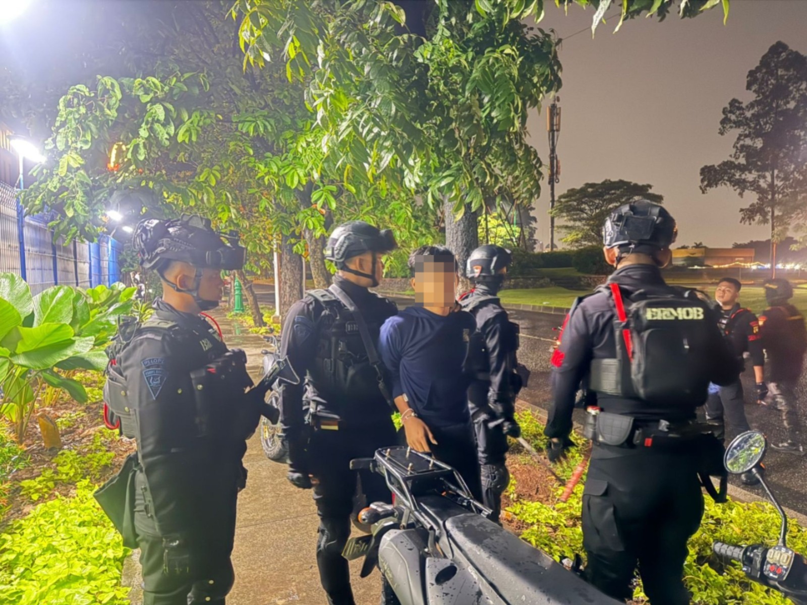 Cegah Kerusuhan, Polisi Amankan Senjata Tajam dan Motor Saat Razia di Cikarang