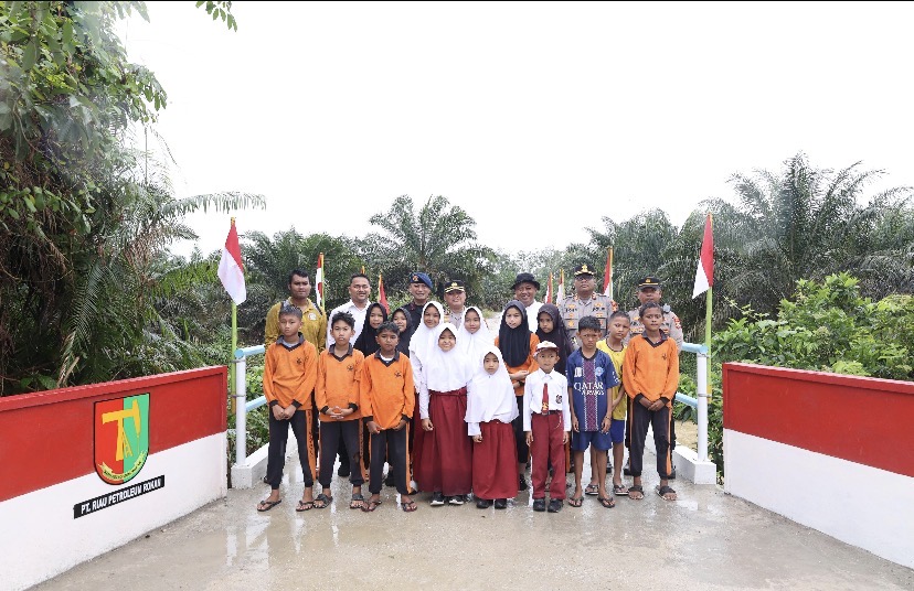 Gotong Royong Polda Riau Bangun Jembatan di Desa Silam-Empat Balai Kabupaten Kampar