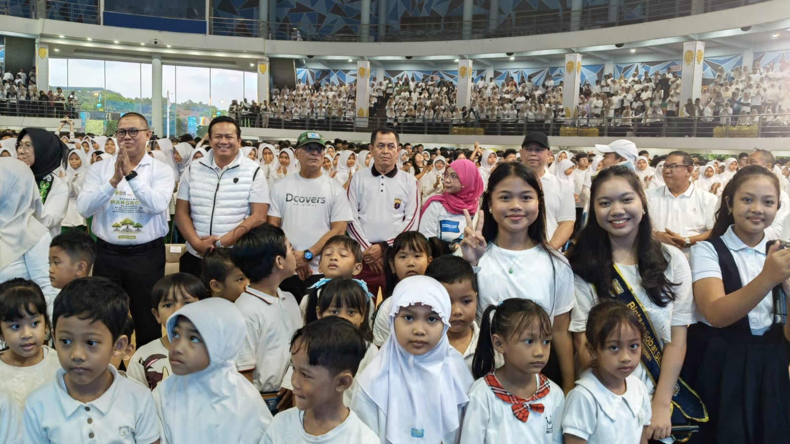 Abdul Mu’ti Menteri Pendidikan Dasar dan Menengah Serahkan Ribuan Sarana Belajar untuk Sekolah Penyangga IKN