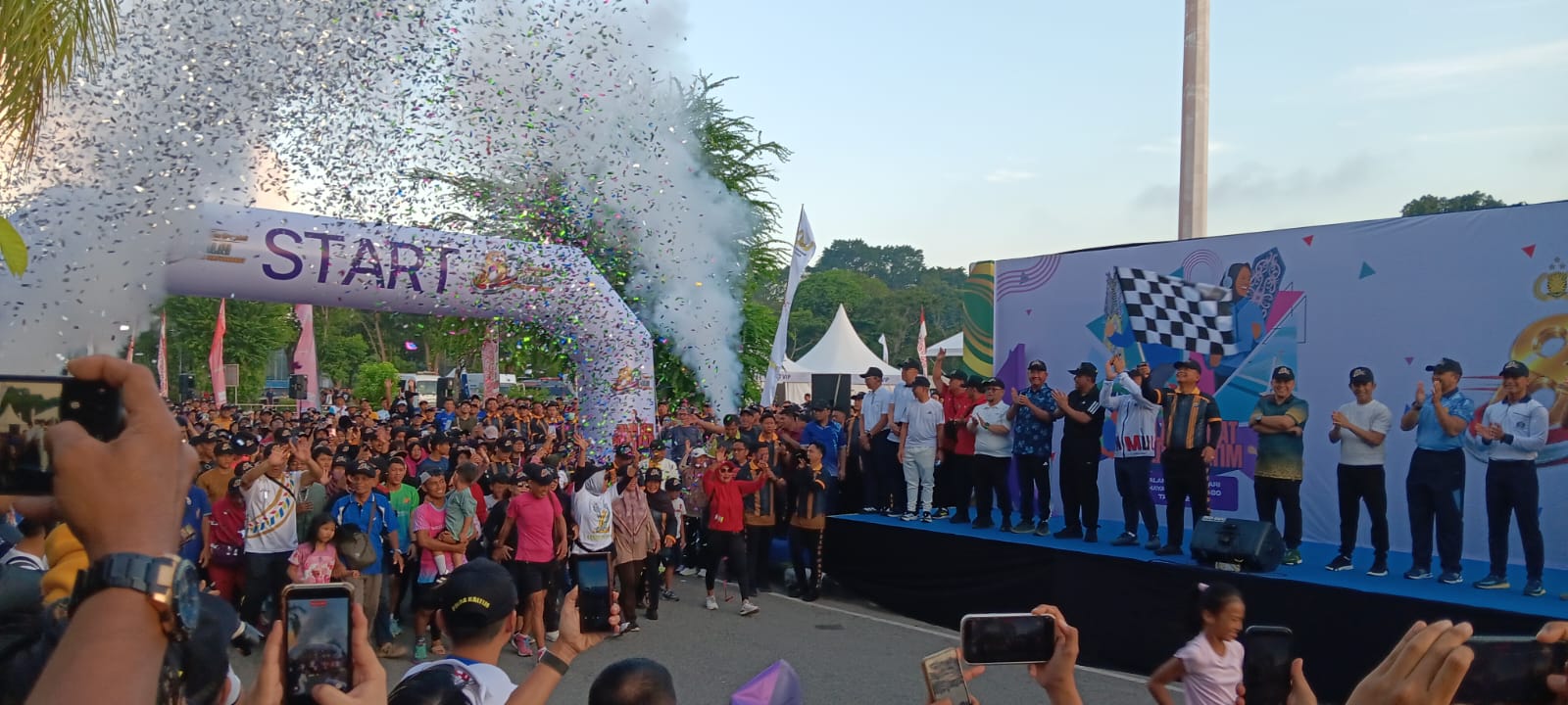 7,5 Ribu Peserta Meriahkan Jalan Sehat HUT Bhayangkara Ke-80 Balikpapan