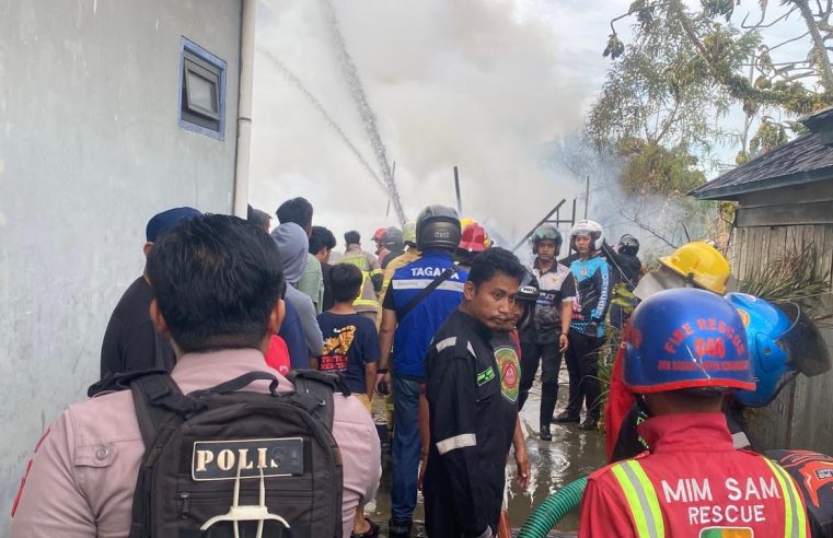 Cepat Tanggap, Polisi dan Pemadam Kebakaran Padamkan Api yang Lalap 7 Rumah Warga di Samarinda