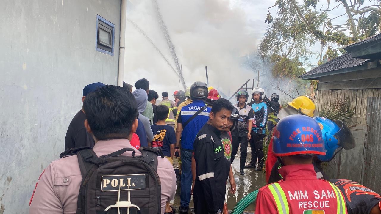 Cepat Tanggap, Polisi dan Pemadam Kebakaran Padamkan Api yang Lalap 7 Rumah Warga di Samarinda