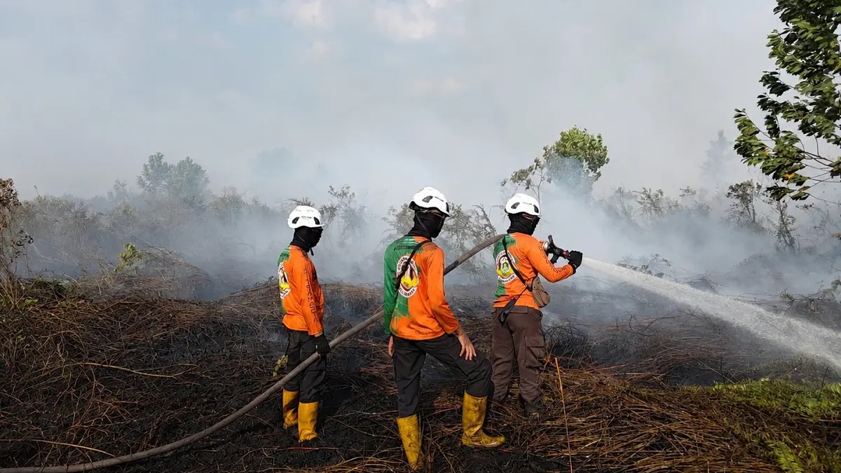 Cegah Ancaman Sekolah dan Perkebunan, Polda Kalbar Tangani Dua Titik Karhutla di Sungai Raya