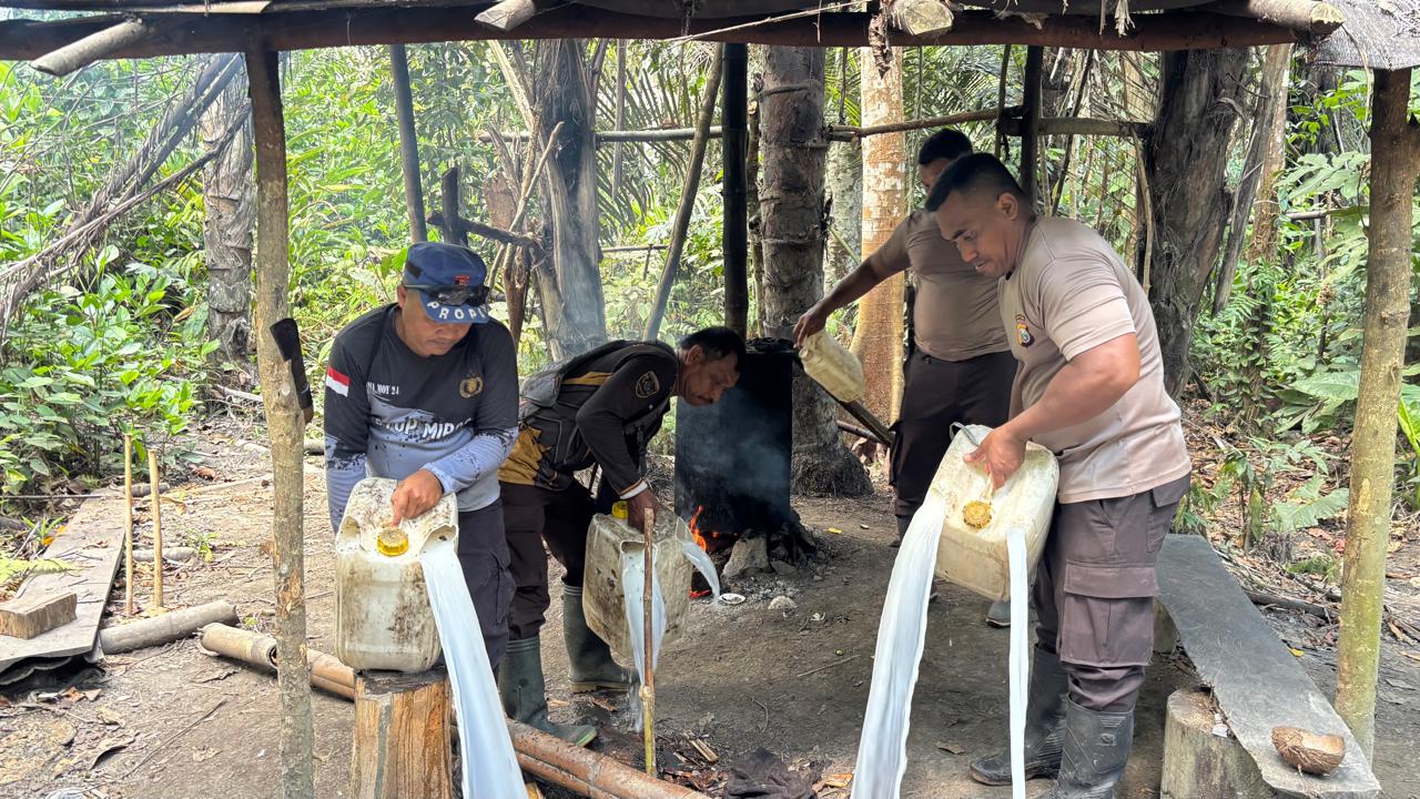 Polres Halmahera Selatan Bongkar dan Musnahkan Lokasi Penyulingan Miras Cap Tikus di Pedalaman Bacan Timur