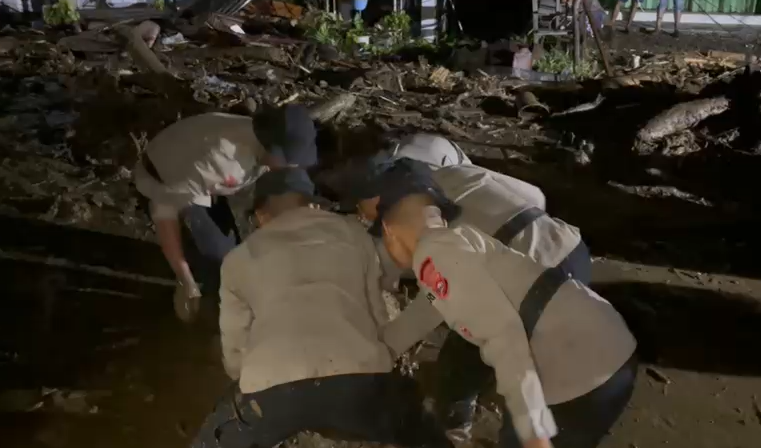 Banjir Bandang Solok: Sinergi Polri dan Masyarakat Buka Akses, Cari Korban, Pulihkan Suasana