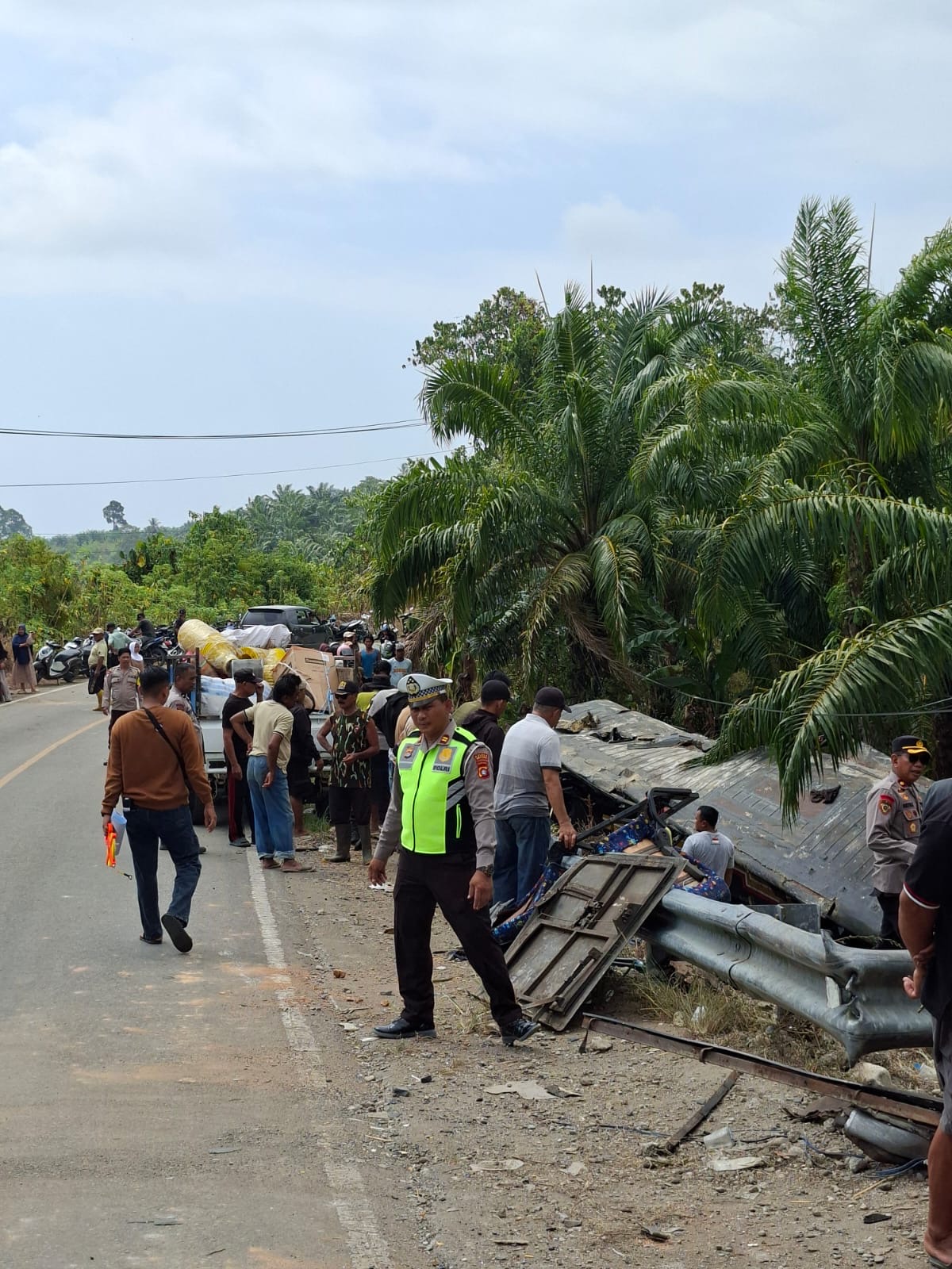 Bus Bintang Fadiya Terperosok ke Kebun Sawit di Mamuju Tengah, Dua Orang Tewas