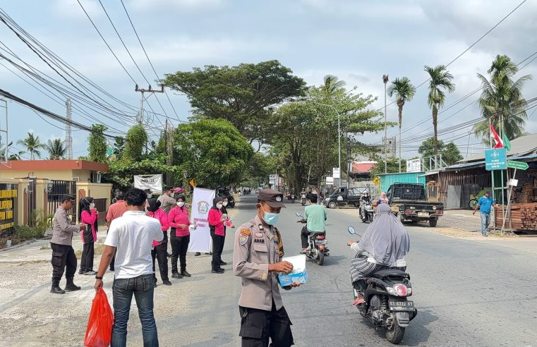 Polsek Balikpapan Timur Bagikan 500 Masker Medis Cegah Dampak Asap Karhutla