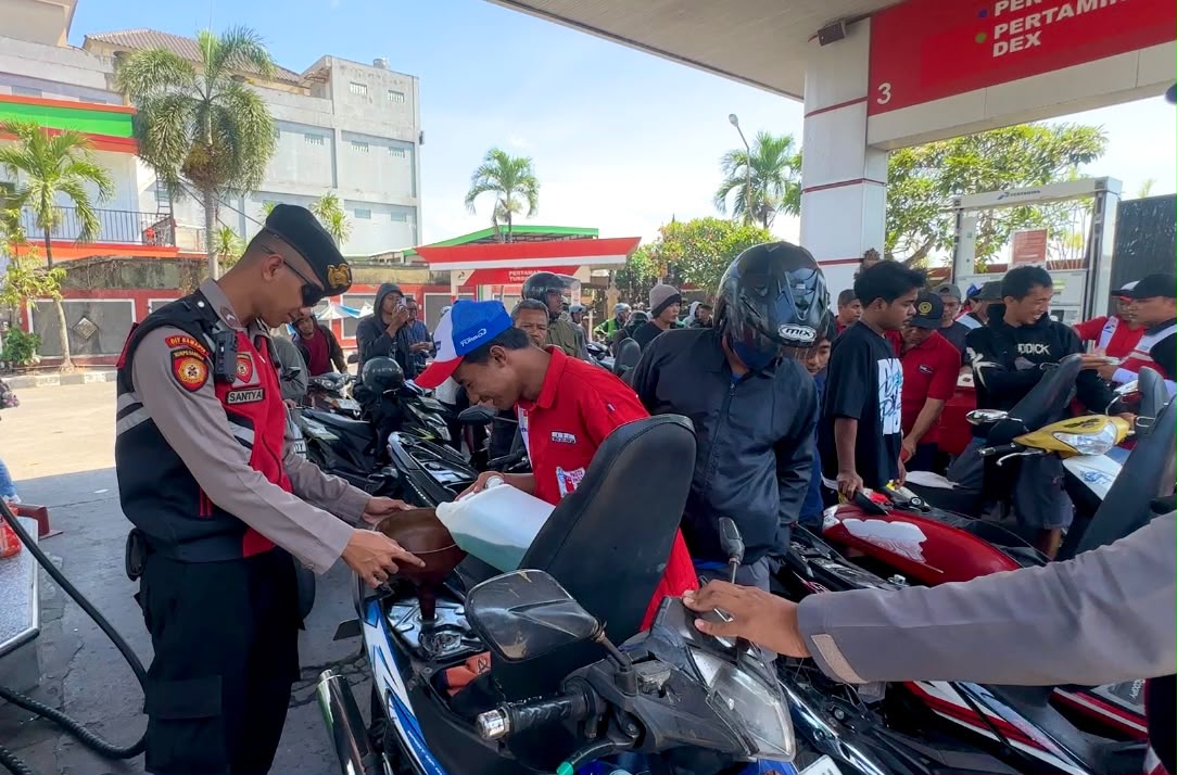 Gencarkan Pelayanan, Personel Polda Bali Bantu Distribusi BBM dari Depot Hingga ke Masyarakat