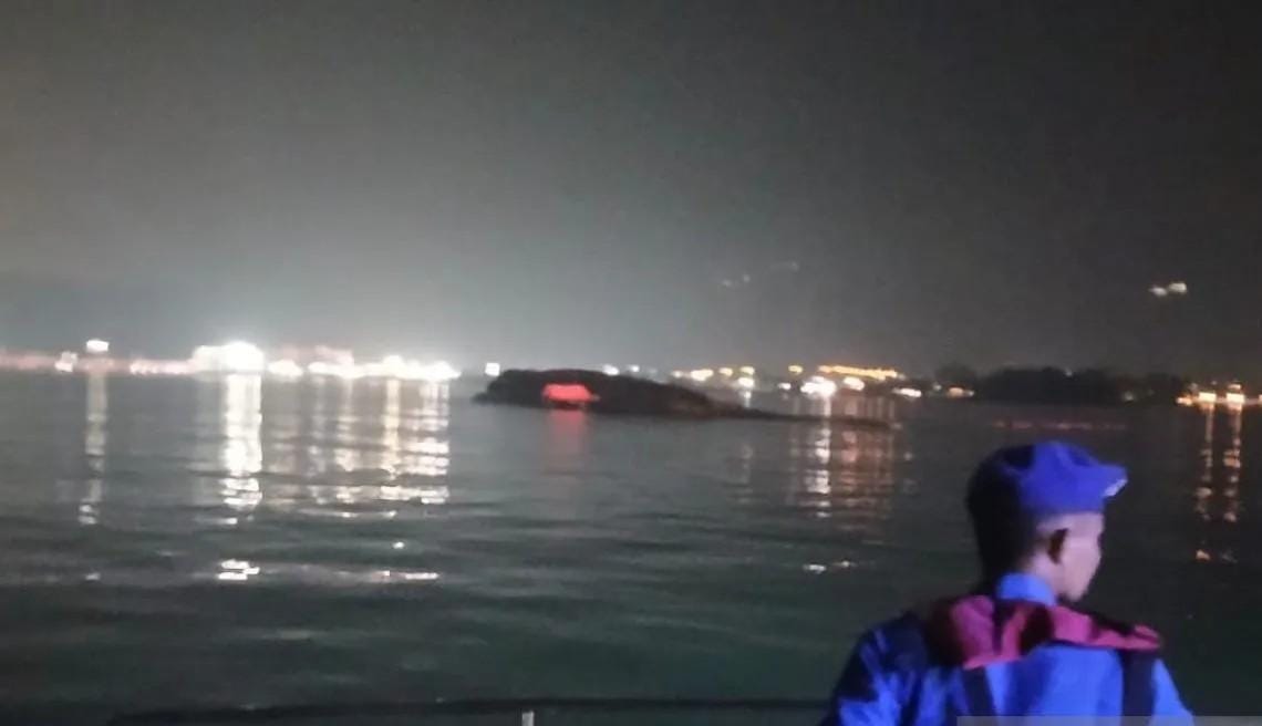 KMP Batumandi Terbalik Pasca Kebakaran, Polda Banten Koordinasi Pengapungan dan Penyelidikan
