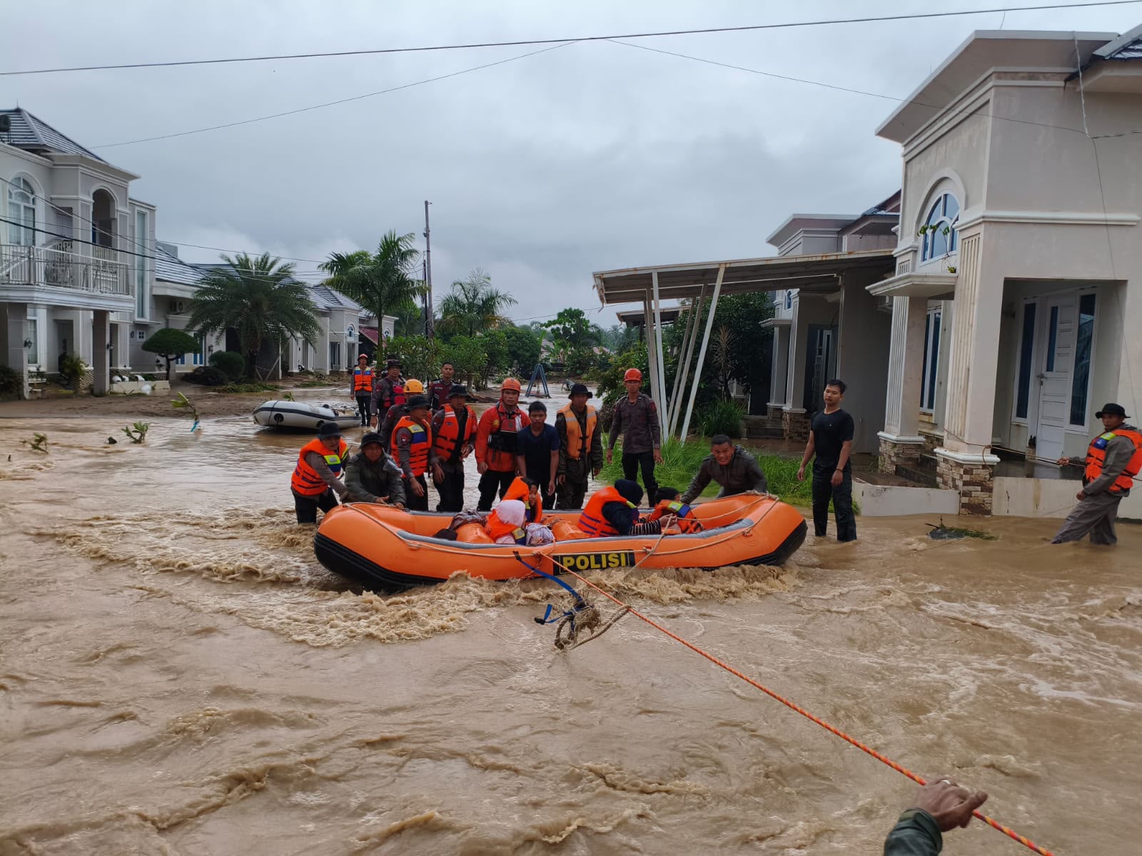 Brimob Polda Sumatera Barat Bantu Evakuasi Warga Terdampak Banjir di Kota Padang