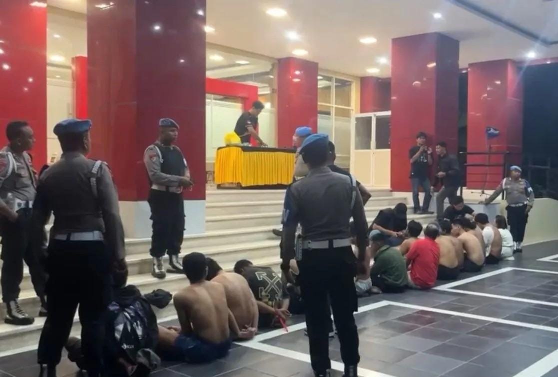 Polda Sulteng dan BNN Gagalkan Peredaran Narkotika di Kayumalue, 17 Orang Diamankan