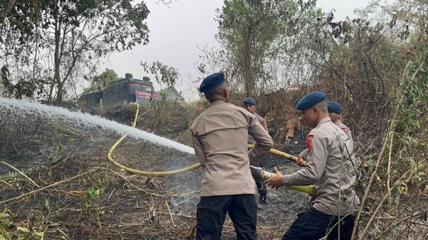 Cepat Tanggap, Personel Brimob Polda Jambi Berhasil Padamkan Kebakaran Lahan di Sungai Misang