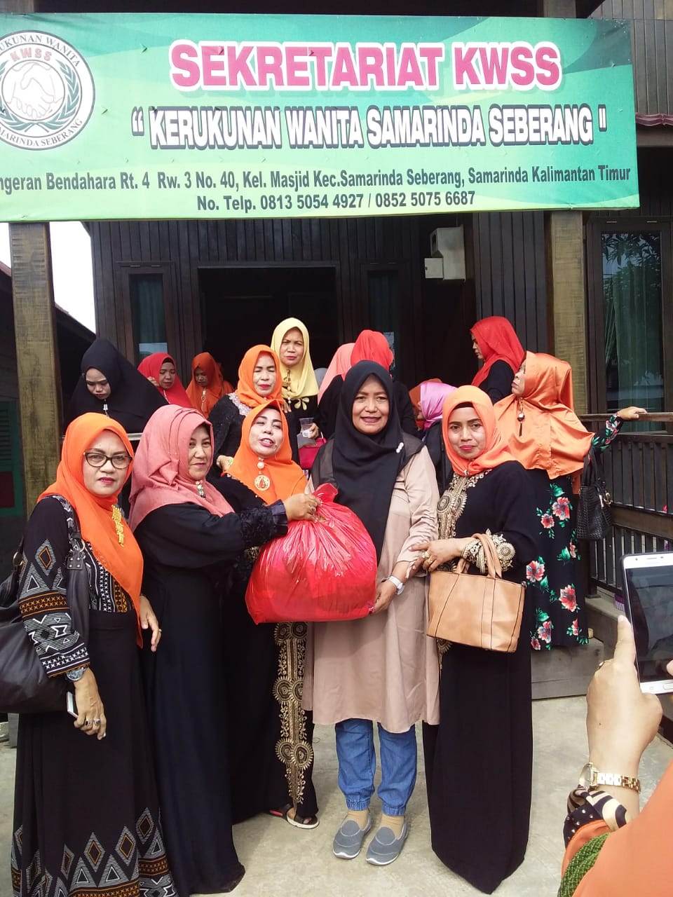 KWSS ( Kerukunan Wanita Samarinda Seberang ) Peduli Korban Gempa & Tsunami Palu Sulteng, Beri Bantuan Pengungsi Di Samarinda