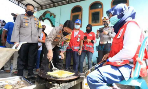 Kapolda Jatim  Irjen Pol. Nico Afinta, Bantu Sajikan Makanan Bagi Korban Gempa Bumi di Malang
