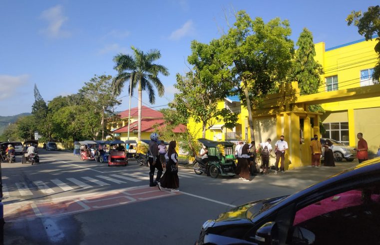 Personil Sat Lantas Gorontalo Kota Bantu Siswa Saat Menyeberang Jalan