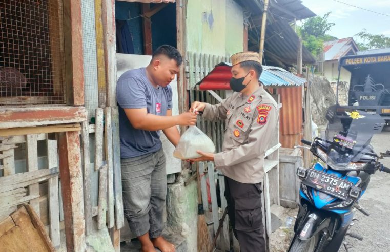Bantu Warga Terdampak Penyesuaian BBM Polsek Kota Barat Salurkan Sembako