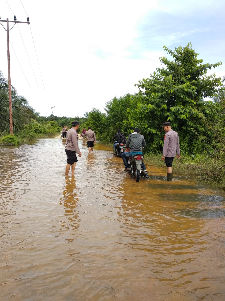 Banjir Dampak Cuaca Hujan dan Meningkatnya Intensitas Air Pada Sungai Lae Tinanggam Aceh Singkil