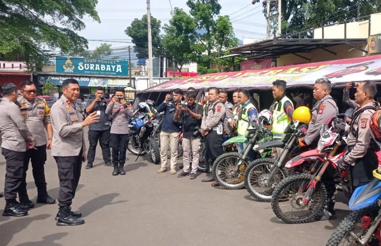 Gunakan Motor Trail, Personil Polri Terus Distribusikan Bantuan untuk Korban Gempa di Daerah Pelosok