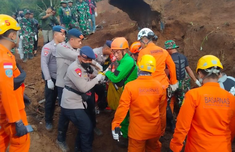 TIM SAR BATALYON PELOPOR SAT BRIMOB POLDA JABAR CARI & EVAKUASI KORBAN TERTIMBUN LONGSOR DI KAB.CIANJUR