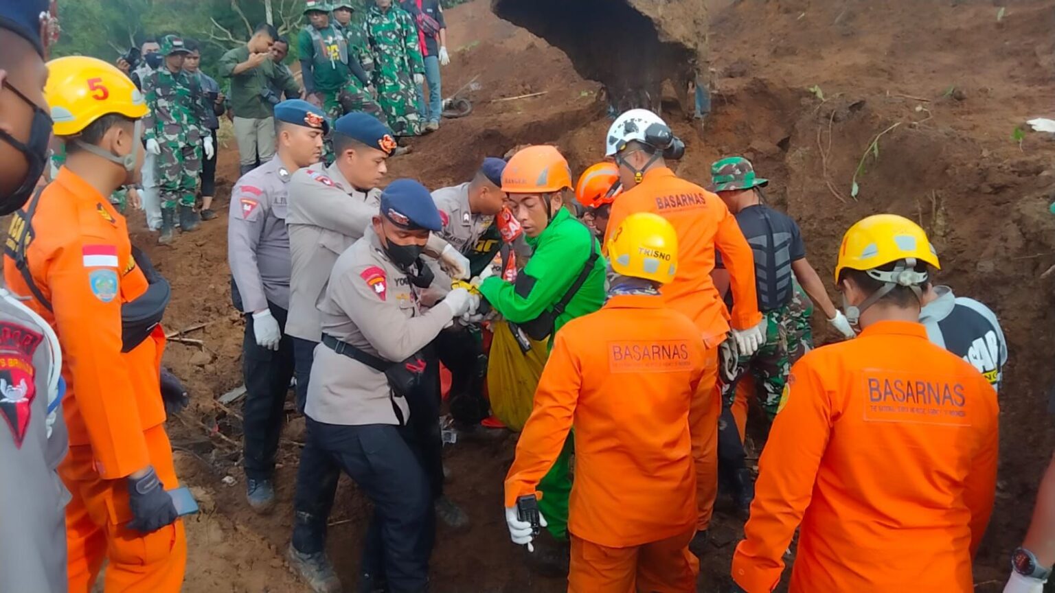 TIM SAR BATALYON PELOPOR SAT BRIMOB POLDA JABAR CARI & EVAKUASI KORBAN TERTIMBUN LONGSOR DI KAB.CIANJUR