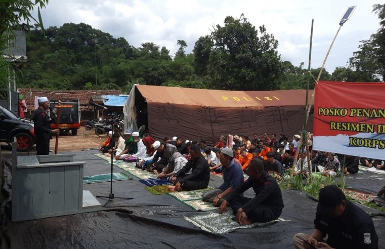 Polri Gelar Salat Jum’at dan Salat Gaib Berjamaah di Lokasi Gempa Cianjur Jabar