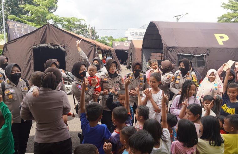 Personil Polwan Polda Jawa Barat Hibur Anak-anak Korban Gempa Hilangkan Trauma