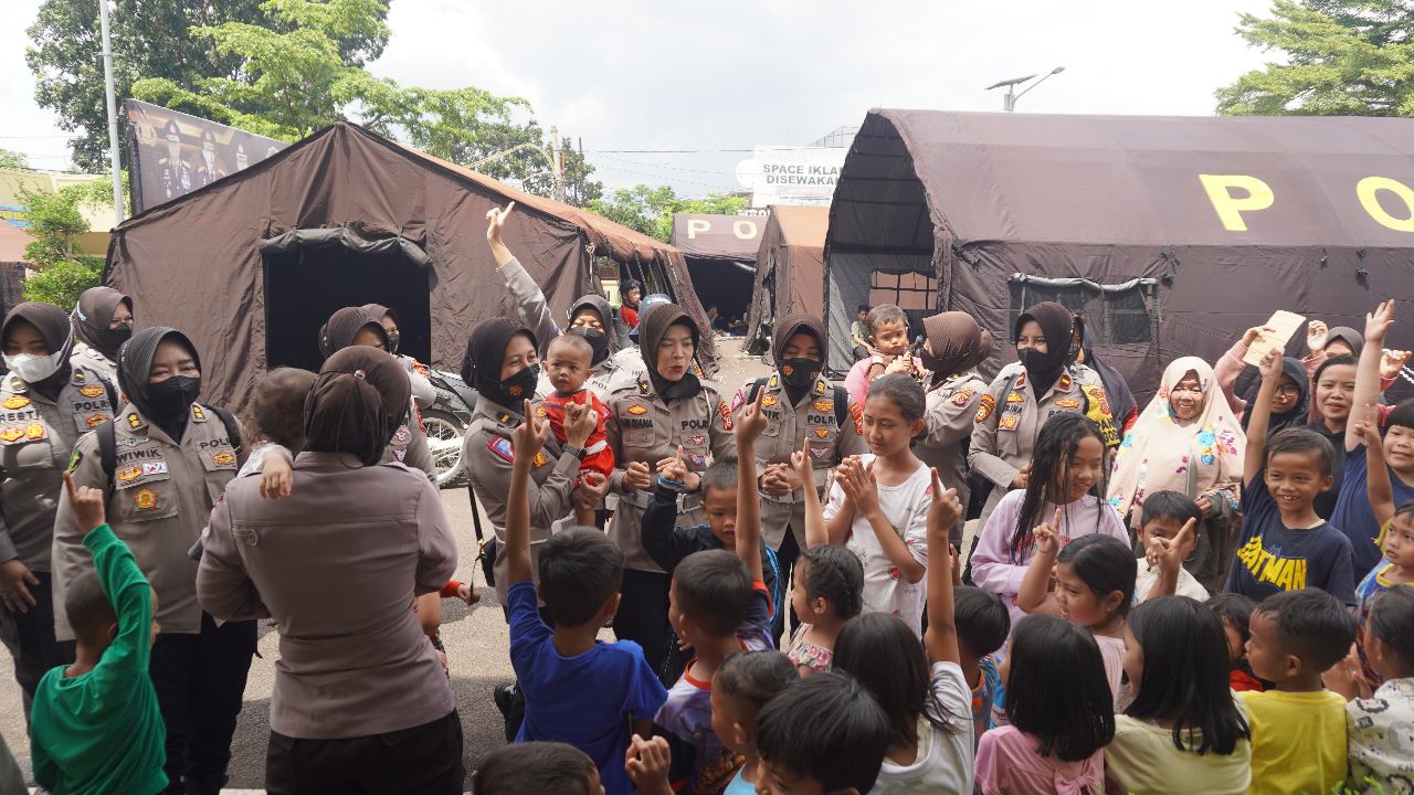 Personil Polwan Polda Jawa Barat Hibur Anak-anak Korban Gempa Hilangkan Trauma