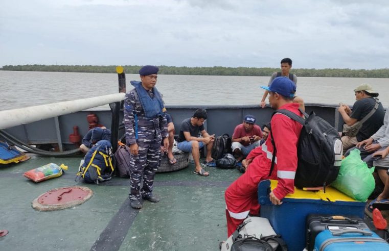 PERSONIL TNI AL BANTU EVAKUASI ABK KAPAL TENGGELAM DI PERAIRAN MUARA SUNGSANG