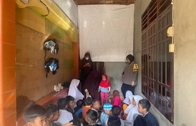 Bhabinkamtibmas Kelurahan Bugis Briptu Saadia Alamri, S.H Ajak Anak-Anak Belajar Mengaji Bersama
