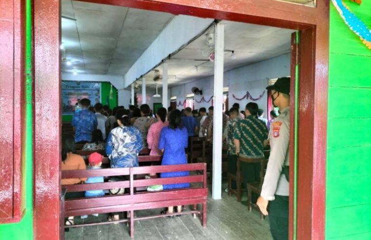 Jamin Keamanan Beribadah, Anggota Polres Malinau Lakukan Patroli dan Pengamanan Gereja