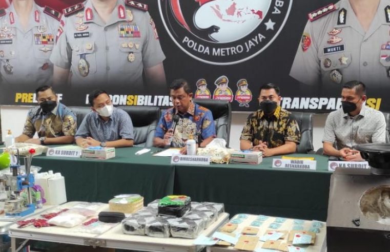 Personil Polda Metro Jaya Sita Sabu Cair Asal Negara Iran