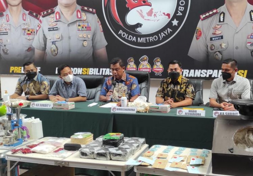 Personil Polda Metro Jaya Sita Sabu Cair Asal Negara Iran