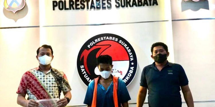 Kurir Narkoba Inisial AR (50) Diamankan Satresnarkoba Polrestabes Surabaya