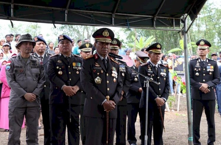Kapolda NTT Pimpin Langsung Upacara Pemakaman Bharatu Anumerta Bonifasius Jawa