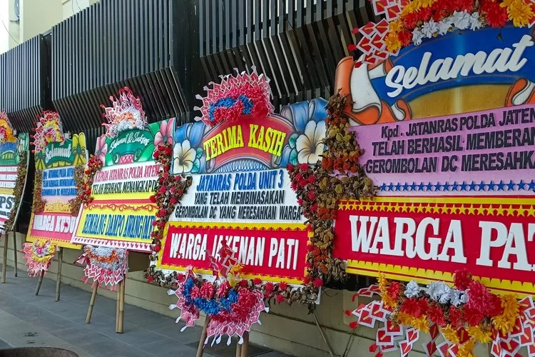 Amankan 8 Oknum Debt Collector, Polda Jawa Tengah Dipenuhi Karangan Bunga