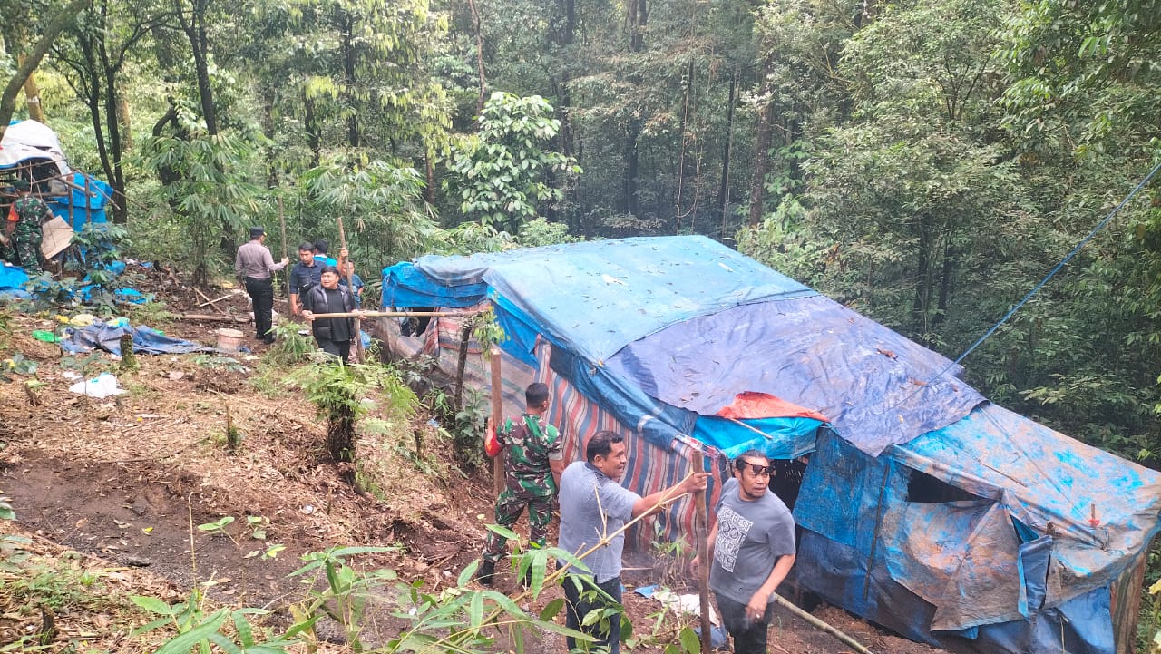 Gubuk Narkoba & Judi di Sepanjang Jalan Medan-Berastagi Sumut Diratakan Polri Bersama TNI