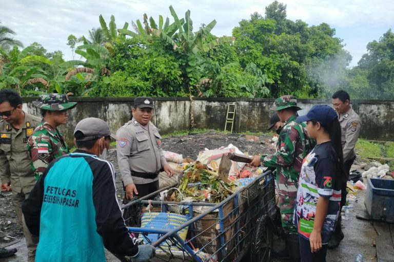 Sinergitas TNI-Polri, Kodim 0910/Malinau & Polres Malinau Kompak Karya Bhakti Pencegahan Banjir Serta Wabah Penyakit