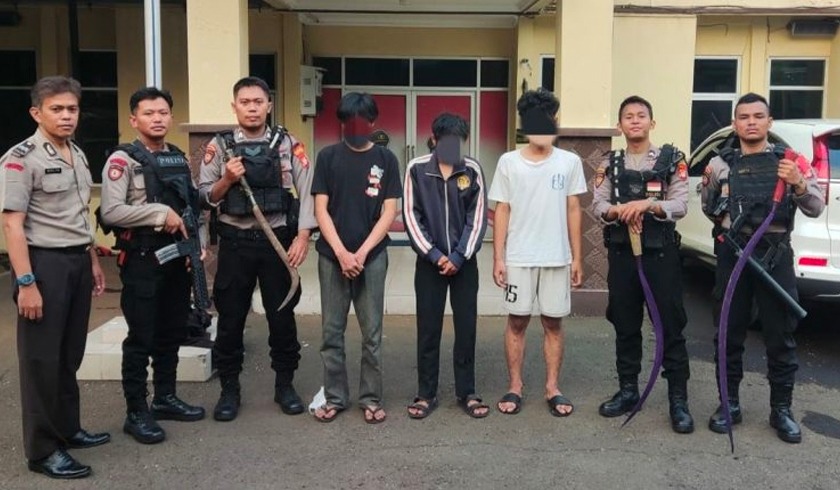 Tabrak Tim Patroli, 9 Orang Remaja Membawa Sajam Diamankan di Jaksel